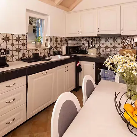 Vikendica 3 Bedroom Stunning In